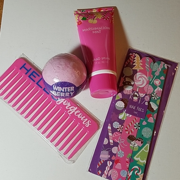 Tolietry Set of 4 Items - Picture 1 of 1